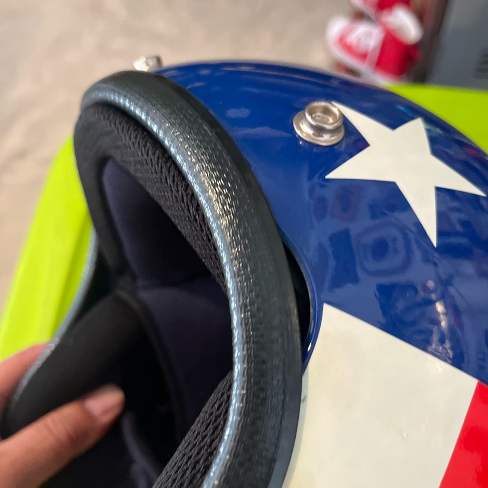 Captain America Helmet - Picture 7 of 9